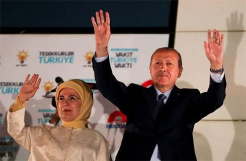 Recep Tayyip Erdogan con su esposa Erdogan gana las elecciones presidenciales en Turquía